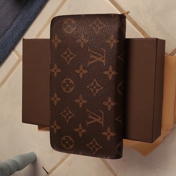 Louis Vuitton Handbags - Louis vuitton HP large zippy wallet  new card dust cover box gorgeous new